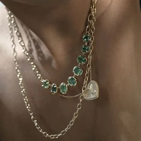 Savolinna necklace featuring a heart-shaped charm in 18K gold with sheer diamond accents.